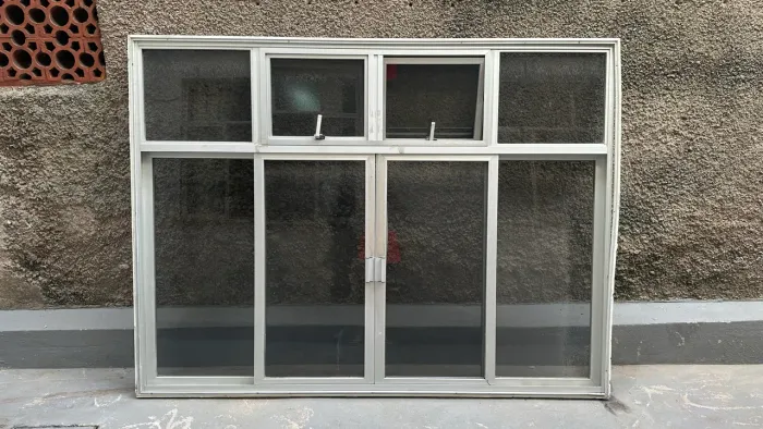 Janela de alumínio com vidro fumê de 2mx1,5m