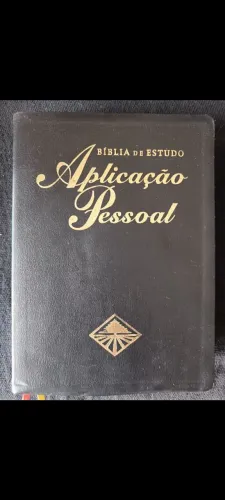Vendo Bíblia de estudo Aplicação pessoal