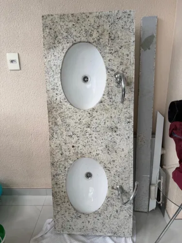 Bancada de granito branco 1,50 x 0,55 com 2 cubas e 2 torneiras
