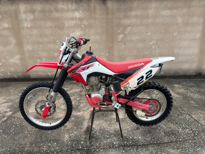 Vende-se crf230 2017extremamente nova !!