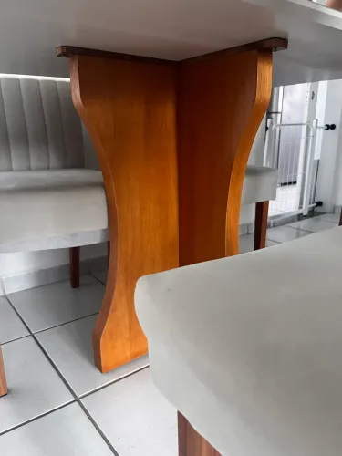 Mesa com 4 cadeiras