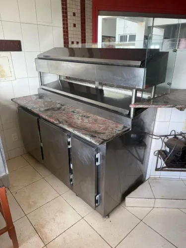 Banca de montar pizza.