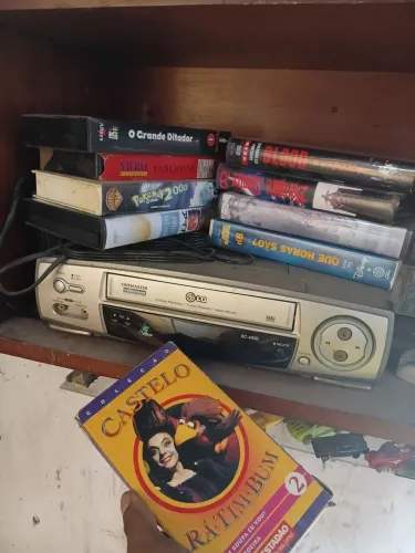 AnúncioMega Lote Desapego: Vídeo Cassete LG + 7 Fitas VHS + Lote de Mangás e Livros Geek