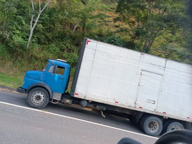Vendo caminhão 1113 , todo revisado freio a ar em tudo , motor feito , roda 10 furos 