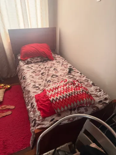 Cama de solteiro em madeira
