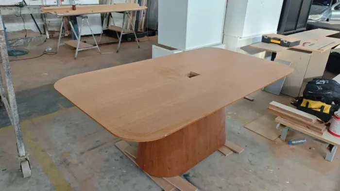 Mesa de Reunião / Escritório Premium (2,00m x 1,10m) com Ponto para Tomadas