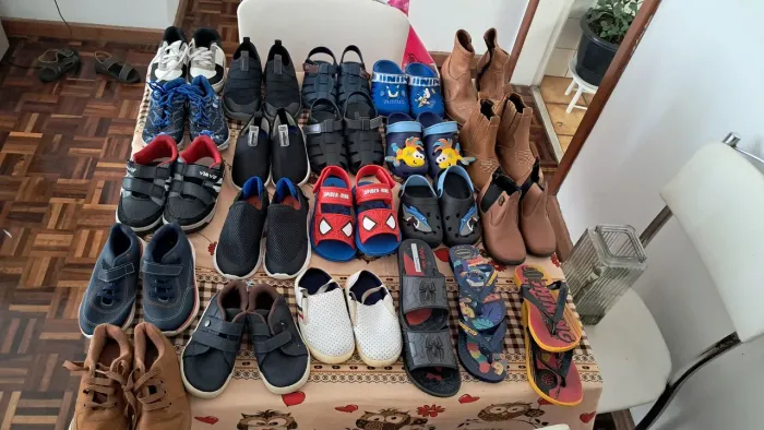 Lote de sapatos infantis para menino