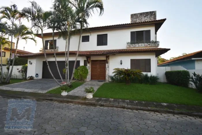 Casa à venda com 4 quartos sendo 3 suítes no bairro Cacupé - Florianópolis/SC