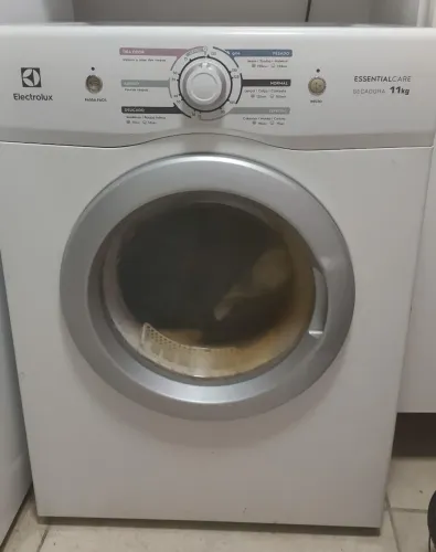 Máquina de secar roupa Eletrolux 
