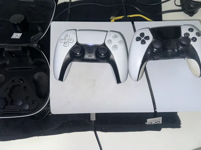 VENDO PS5 . 2 controles, um deles sendo é o Edge .