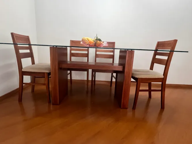 Vende-se mesa de jantar 6 lugares 1,80x1,00m + 6 cadeiras