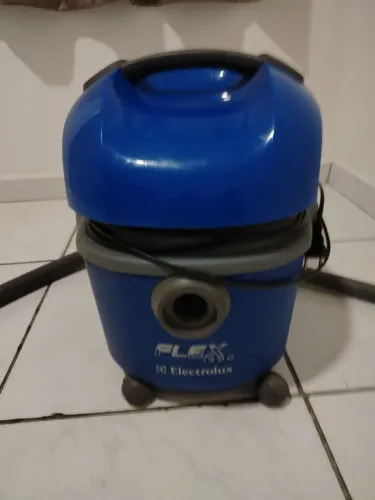 Vendo aspirador de pó Eletrolux flex 1400. Sucção de resíduos e líquidos.