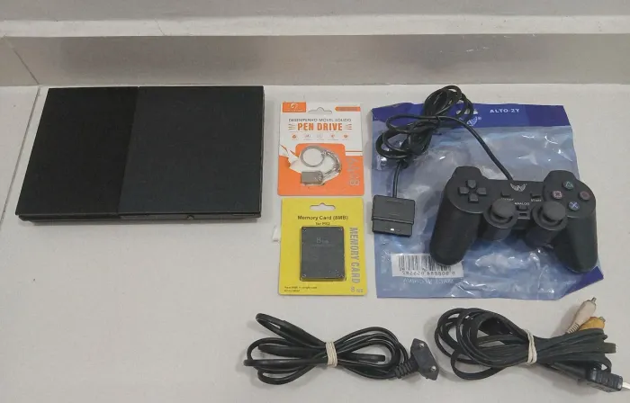 Playstation 2 bivolt ( com jogos no Pen-drive )