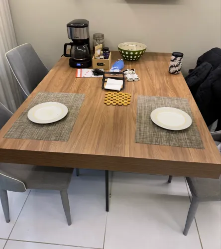 Mesa de jantar em marcenaria com base em vidro - 140 × 100 cm