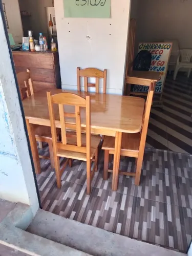 Jogo de mesa com cadeiras