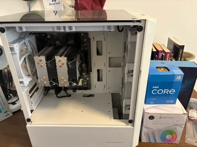 Vendo PC Gamer/Workstation Branco - Intel i5 11400F + B560M + Gabinete de Vidro