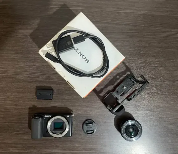 ? Sony ZV-E10 + Lente do Kit + Cage SmallRig