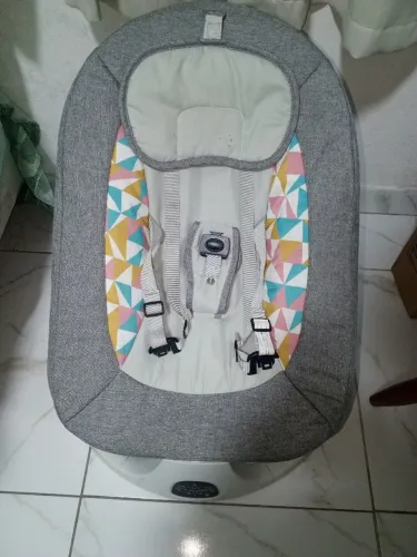 Cadeira de balanço para bebê com música, mosquiteiro e controle