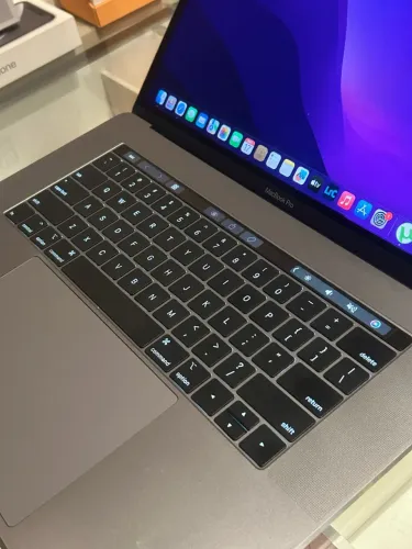 MacBook Pro 15 Intel i9 4,6ghz 32GB RAM Radeon Pro 560X 4Gb