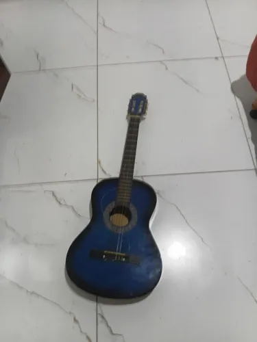 Violão azul com corda quebrada