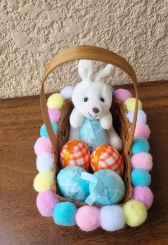 decoração de páscoa coelhinho na cestinha com 4 ovinhos de pendurar