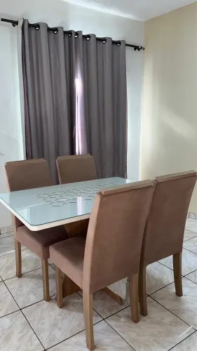 Mesa com tampo de vidro com quatro cadeiras