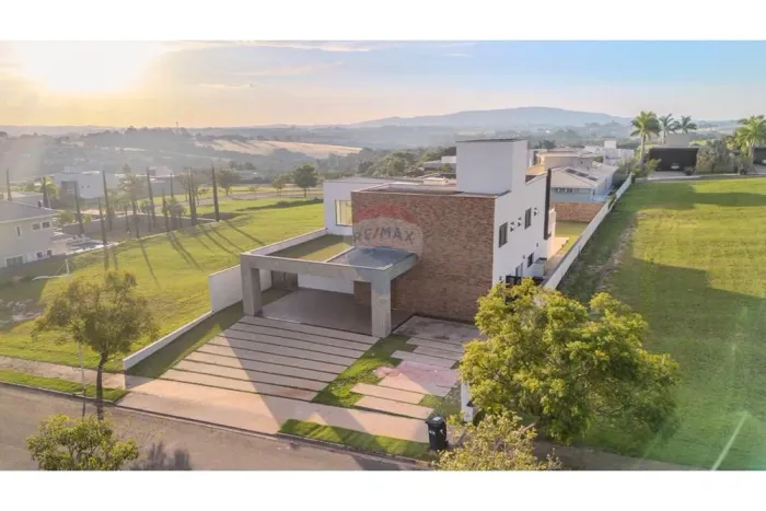 Casa à venda com 4 suítes, 523 m² de área útil, 1001 m² terreno, por R$ 3.990.000 - Condom