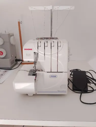 Máquina Overlock Janome 7933D Nova na Caixa - R$ 1700,00
