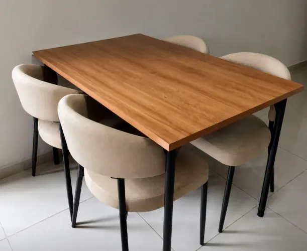 Mesa de jantar industrial tampo amadeirado pés de aço