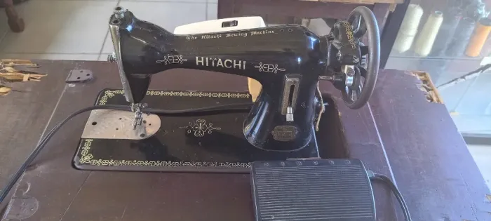 Máquina de costura doméstica antiga Hitachi