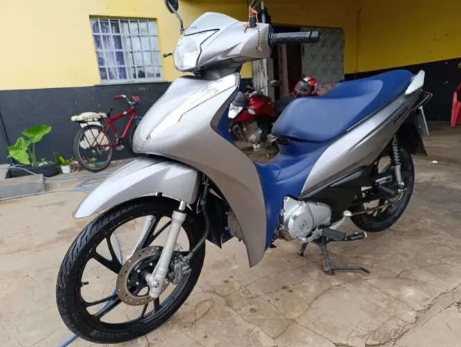 Biz nova,super conservada.Toda original,pouco uso,única dona.