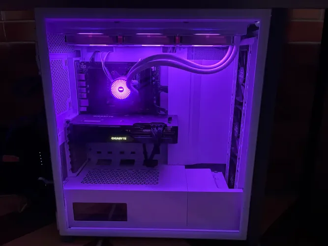 PC Gamer Ryzen 7 7800X3D + RX 7700 XT 12GB