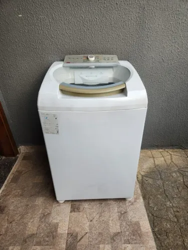Máquina de Lavar Roupas Funcionando 