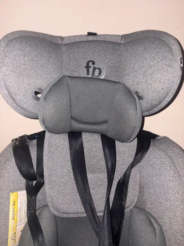 Cadeirinha de bebê com isofix.