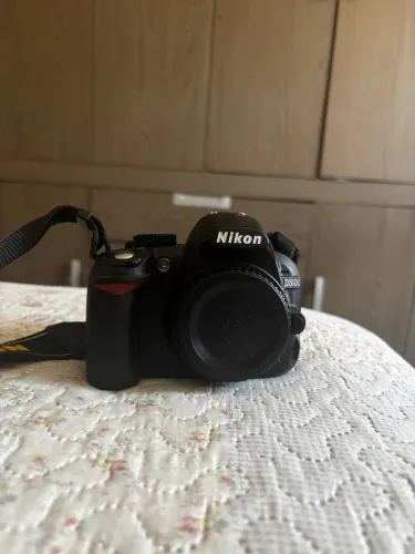 Câmera fotográfica DSLR Nikon 3100 com defeito