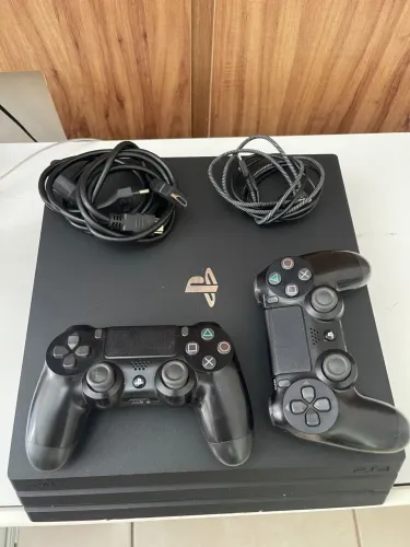 Ps4 pro 1T com 2 controles