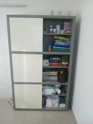 Estante com portas de correr