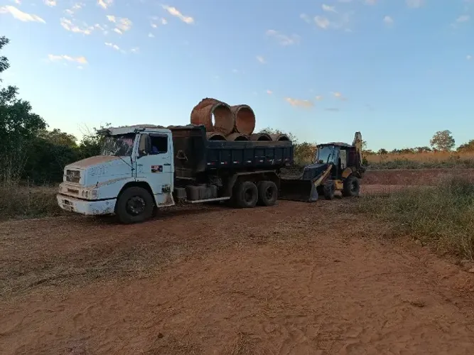 Caminhão e retroescavadeira no Tocantins