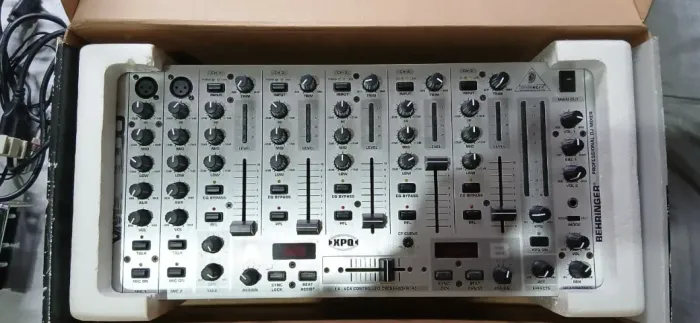 Mesa de Áudio Profissional Mixer Behringer VMX 1000 Pro