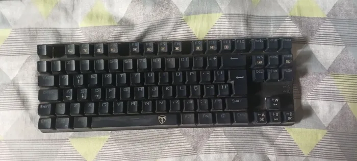 VENDO TECLADO MECÂNICO T-DAGGER BORA LUZ BRANCA