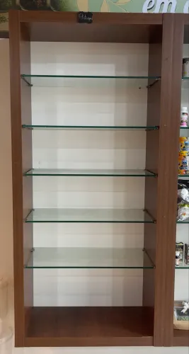 Prateleira aérea com vidro temperado