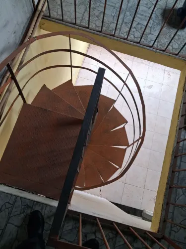 VENDE.SE DUAS ESCADAS CARACOL. 2.80 a 3metros