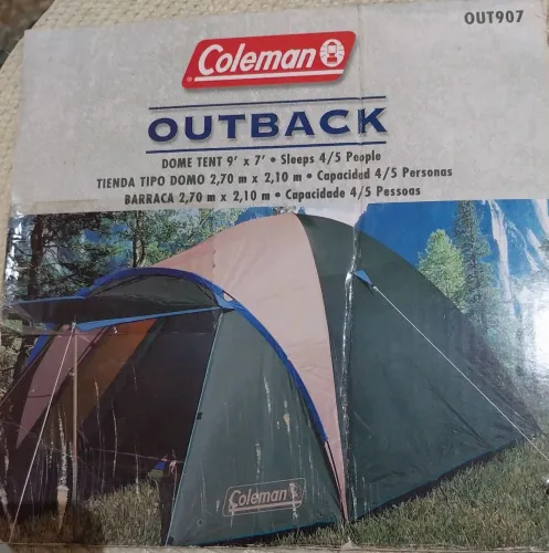 Barraca Coleman Outback tipo iglu com capacidade para 4 a 5 pessoas.