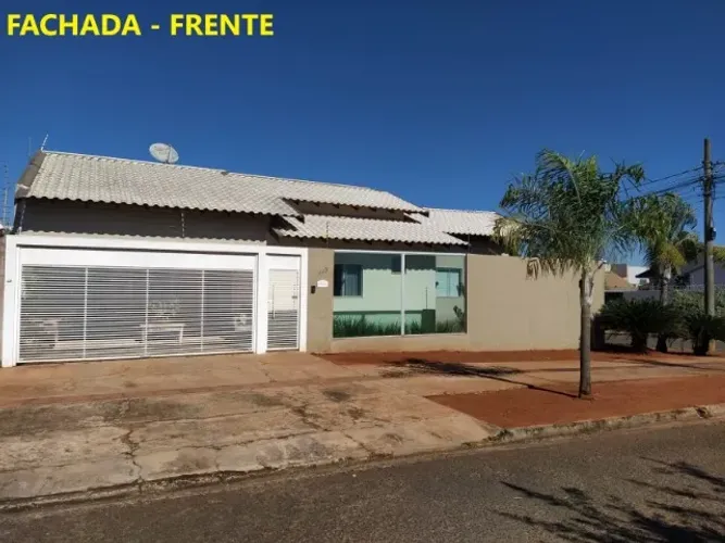 Casa com piscina, 2 suítes, 1 quarto, mais 2 banheiros, lavabo e 2 vagas na garagem.