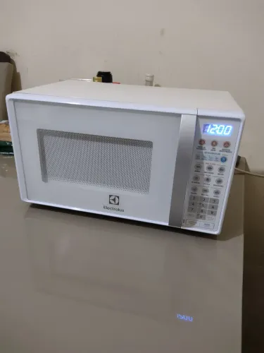 Semi novo, Microondas Electrolux 20 litros.