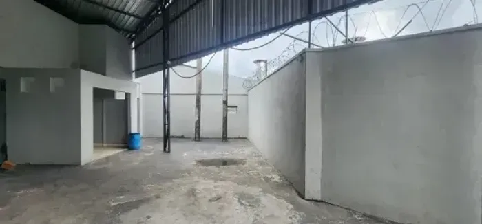 GALPÃO COM 800M2 DE ÁREA TOTAL NA COSME FERREIRA/TIRADENTES