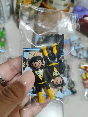 Boneco playmobil DC Kinder ovo colecionavel Adão negro Black Adam