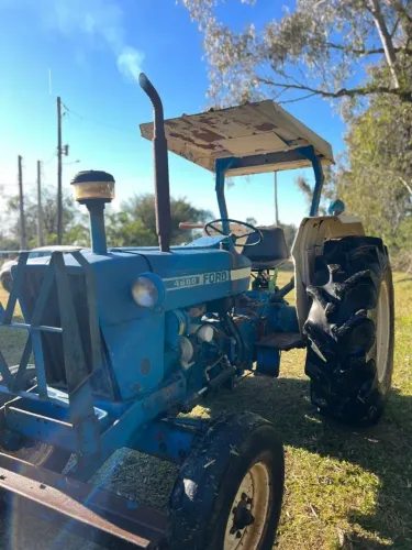 Vendo Ford 4600 em Ótimo estado, pronto pra trabalhar!