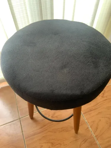Banqueta com pés palito 