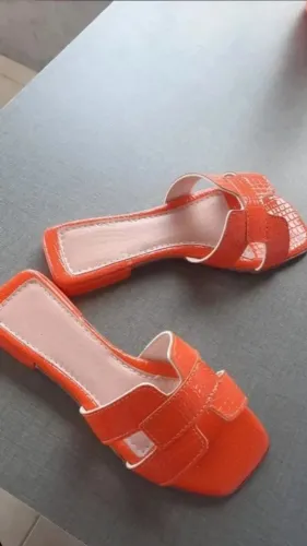 Sandália Rasteira na cor laranja